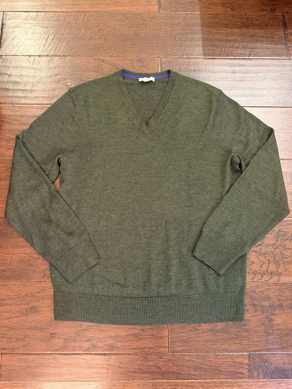Women’s V-Neck Merino Wool Sweater in Olive Green